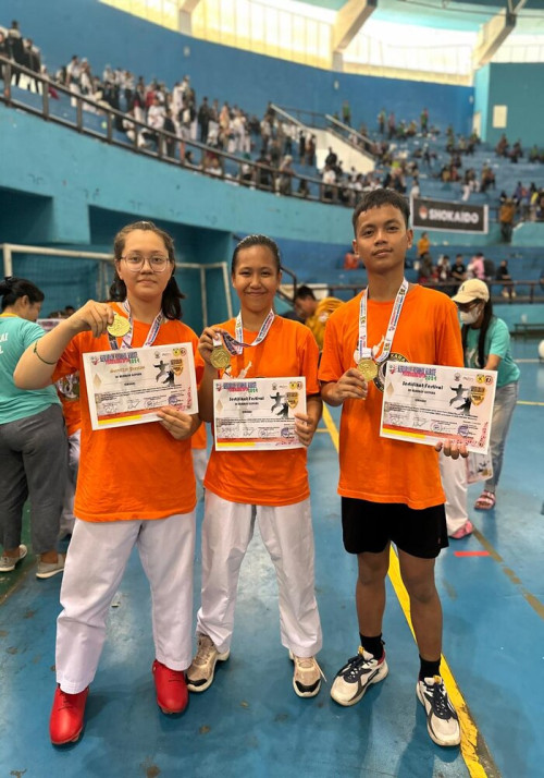 SMA Frater Makassar Sabet 3 Emas Karate Nasional